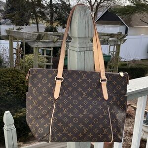 BeautifulNWT  Brown and Tan Shoulder Bag